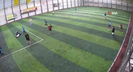 Halı sahada kahreden &ouml;l&uuml;m kameraya yansıdı