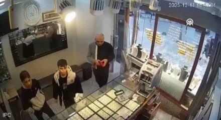 Harama el uzatmadılar! Milyonluk &ccedil;antayı bulan altın nesil kamerada