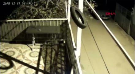 Hatay'daki 4 şiddetindeki depremin şiddetini kameralara yansıdı