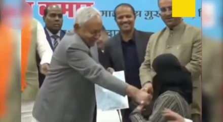 Hindistan&rsquo;da eyalet başbakanının M&uuml;sl&uuml;man kadının &ouml;rt&uuml;s&uuml;ne m&uuml;dahalesi tepki &ccedil;ekti