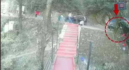 Hindistan'da faciadan d&ouml;n&uuml;ld&uuml;! Turistleri taşıyan ara&ccedil; şarampole s&uuml;r&uuml;klendi