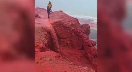 İran&rsquo;da &lsquo;kan kırmızısı&rsquo; dalgalar sosyal medyayı salladı: Kehanet mi, bilim mi?