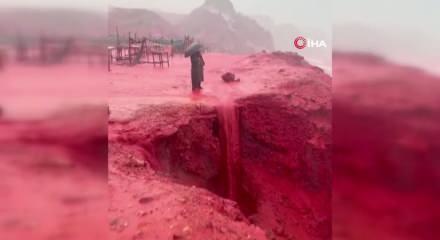 İran&rsquo;da &lsquo;kan kırmızısı&rsquo; dalgalar sosyal medyayı salladı