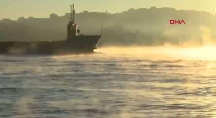 İstanbul Boğazı'ndan y&uuml;kselen dumanlar ilgin&ccedil; anlara sahne oldu