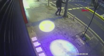 Kağıthane direkleri tekmeleyip ağaçlara zarar veren şahıs kameralara yakalandı