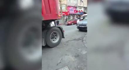  Kağıthane&rsquo;de dev tır ara&ccedil;lar &ccedil;arpıp caddeyi karıştırdı