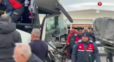 Kayseri OSB'de iş&ccedil;i servisi TIR&rsquo;a &ccedil;arptı: 22 yaralı!