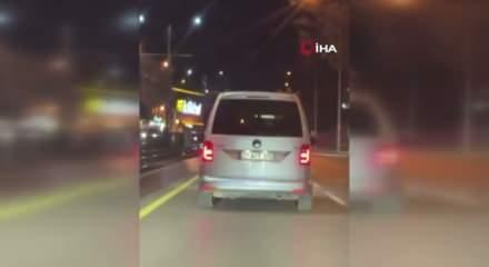 Makas atarak trafikte tehlike sa&ccedil;tı: Kazadan kıl payı kurtuldu