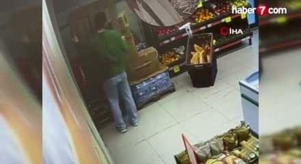 Markette yangın t&uuml;p&uuml; yere d&uuml;ş&uuml;nce &ccedil;alışan panikle ka&ccedil;ıştı