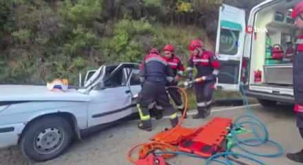 Otomobilin &uuml;zerine kaya par&ccedil;ası d&uuml;şt&uuml;: 5 yaralı