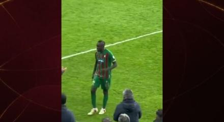 Oyundan alınınca &ccedil;ılgına d&ouml;nd&uuml;! Kendi hocasına saldırdı