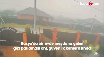 Rusya'da bir evde meydana gelen gaz patlaması anı, g&uuml;venlik kamerasında