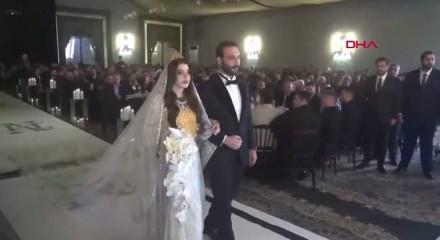 Şanlıurfa&rsquo;daki aşiret d&uuml;ğ&uuml;n&uuml;nde altın ve para yağmuru