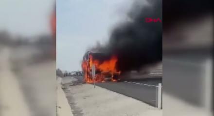 Seyir halindeki otob&uuml;ste alevlere teslim oldu!