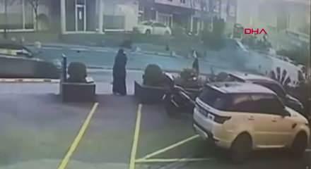 Şişli'de can pazarı! Ters y&ouml;ne giren ara&ccedil; yayaların arasına daldı: &Ouml;l&uuml; ve yaralılar var...