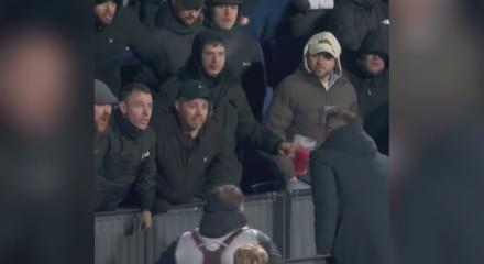 Son 11 ma&ccedil;ta 8 mağlubiyet alan Robin van Persie taraftarla birbirine girdi