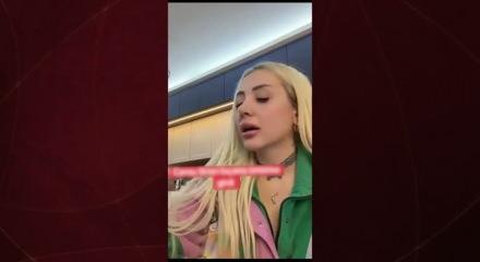 Sosyal medyada yaptıkları yayında kavgaya tutuşan &ccedil;ift birbirine bı&ccedil;ak &ccedil;ekti