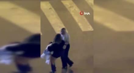 Taksi parası i&ccedil;in iki kadın sa&ccedil; sa&ccedil;a başbaşa kavga yaptı