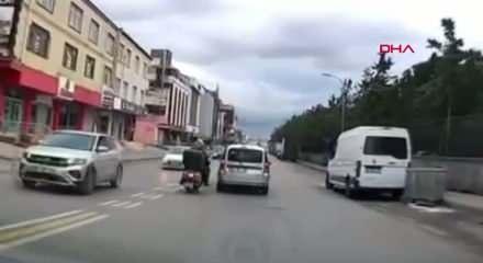 Trafikte bir yol verme kavgası daha! Motosikletli kaskıyla saldırdı