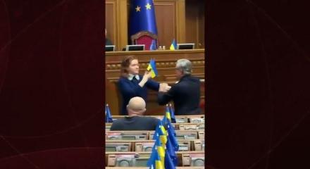 Mecliste  tansiyon y&uuml;kseldi: Ukraynalı milletvekilleri birbirine girdi