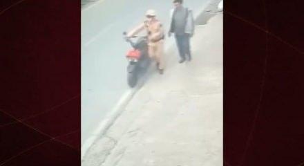 Vietnam&rsquo;da kan donduran olay: Trafik polisini kamyonun &ouml;n&uuml;ne itti