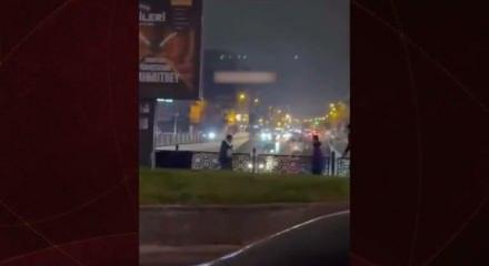 Esenyurt'ta &ccedil;ocukların tehlikeli oyunu! Ara&ccedil;ları taş yağmuruna tuttular!