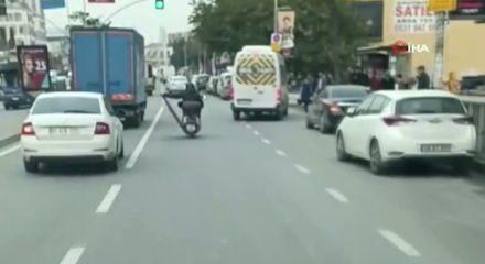 Motosikletlinin trafikte eşya taşıma y&ouml;ntemi herkesi korkuttu