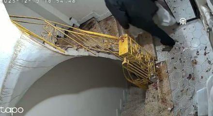 Akrabasının kapısının &ouml;n&uuml;ne &ccedil;&ouml;p d&ouml;ken ş&uuml;pheli yakalandı