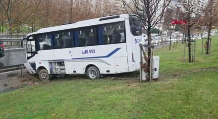 Bariyerlere &ccedil;arpan midib&uuml;s yoldan &ccedil;ıktı