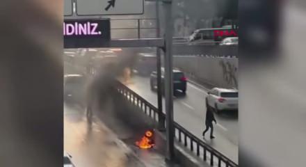 Beylikd&uuml;z&uuml; D-100 Otoyolu'nda motosiklet alev alev yandı