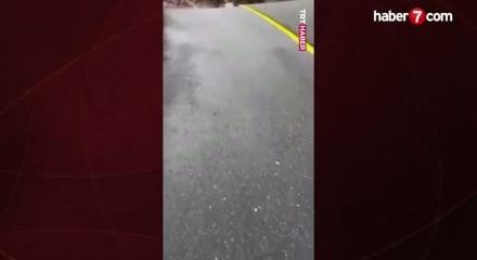 Birleşik Arap Emirlikleri&rsquo;nde şiddetli sağanağın etkisiyle yol &ccedil;&ouml;kt&uuml;!