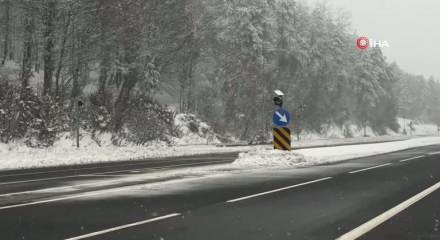 Bolu Dağı ge&ccedil;işinde yoğun kar yağışı