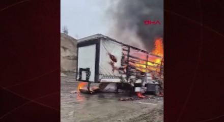 Bolu'da kağıt y&uuml;kl&uuml; tırın dorsesi alevlere teslim oldu