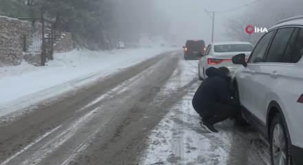 Bursa'da yoğun kar yolları kapattı