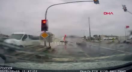 B&uuml;y&uuml;k&ccedil;ekmece'de kırmızı ışık ihlali kazaya neden oldu; &ccedil;arpışma kamerada