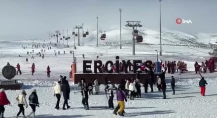 Erciyes'te hafta sonu pistler kayak severlerle doldu