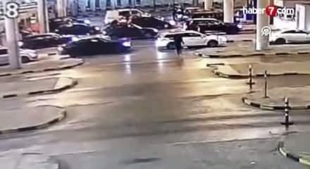 G&uuml;mr&uuml;k memuru iki aracın arasına sıkıştı: &Ouml;l&uuml;mden d&ouml;nd&uuml;!