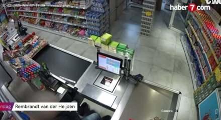 Hollanda'da T&uuml;rk esnaf, marketine giren silahlı soyguncuyu şişeyle kovaladı