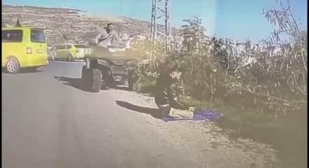 İşgalci Yahudi'den al&ccedil;ak hareket! Aracını namaz kılan Filistinlinin &uuml;zerine s&uuml;rd&uuml; 
