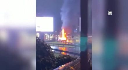 İstanbul'da seyir halindeki ara&ccedil; alevlere teslim oldu, trafik fel&ccedil; oldu
