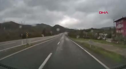 Karşı y&ouml;ne ge&ccedil;en ara&ccedil; dehşeti: İşte saniye saniye kaza anı