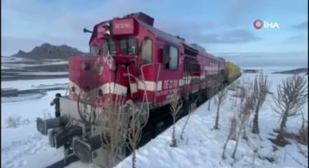 Kars'ta y&uuml;k treni kamyon ile &ccedil;arpıştı: 1 &ouml;l&uuml;