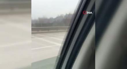 Meclis &uuml;yesini sıkıştırıp, aracı yumrukladı! O anlar kamerada