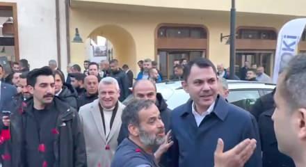 Murat Kurum'a Hatay'da g&uuml;llerle karşılama