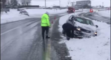 Bitlis'te zorlu kış şartlarında polislerden &ouml;rnek m&uuml;dahale