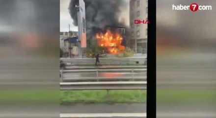 Otomobilde &ccedil;ıkan yangın, ahşap binaya sı&ccedil;radı