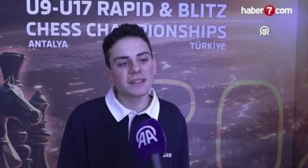 Satran&ccedil; b&uuml;y&uuml;kustasından odaklanma taktiği: Eliyle g&ouml;z &ccedil;evresini kapatıyor