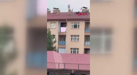 Siirt'te bir vatandaş amat&ouml;r Lig ma&ccedil;ını &ccedil;atıda uzanarak izledi; o anlar kamerada