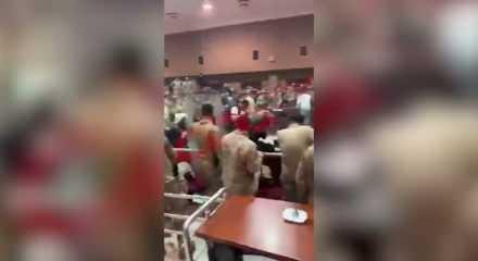 Silivri'deki duruşmada ortalık fena karıştı: Askere sandalyeli saldırı!