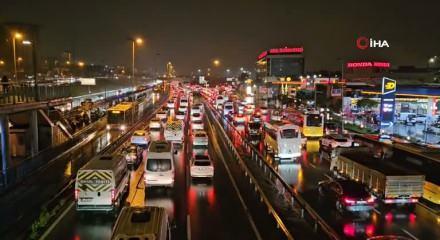 Trafik yoğunluğu İstanbul'da haftanın ilk iş g&uuml;n&uuml;nde y&uuml;zde 81'e &ccedil;ıktı!
